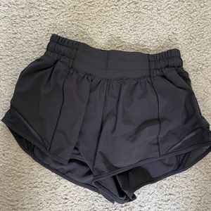 Lululemon 2.5 inch low rise hotty hot shorts